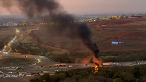 Pega fogo um ônibus na Rodovia D. Pedro I