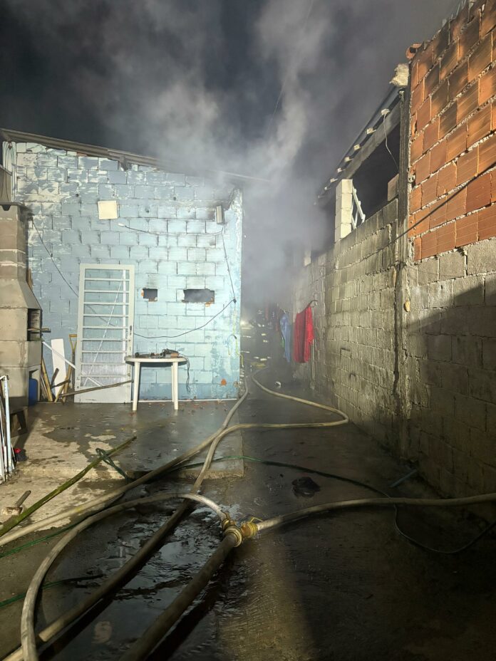 Bombeiros resgatam oito cães de residência em fogo na zona oeste de São José