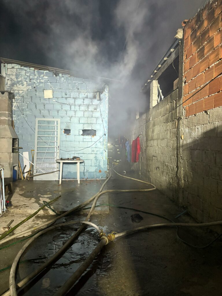 Bombeiros resgatam oito cães de residência em fogo na zona oeste de São José