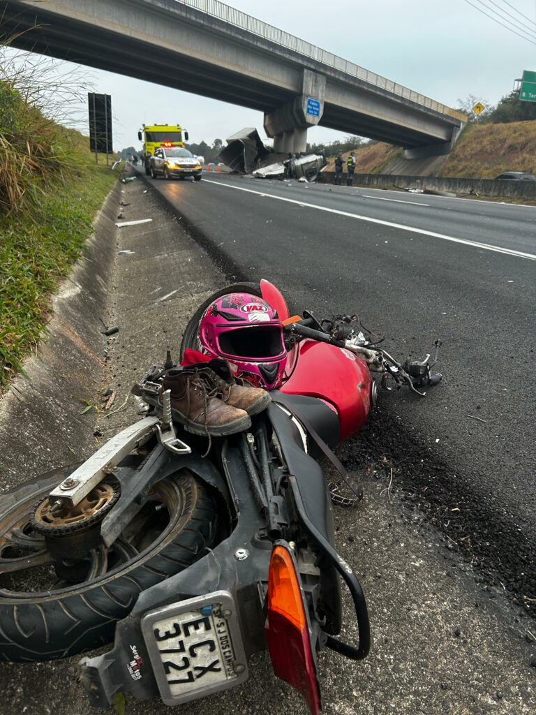 Acidente envolvendo caminhão e moto deixa um morto e um ferido em São José