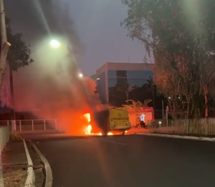 Carro-forte pega fogo na Av. Maurílio Biagi