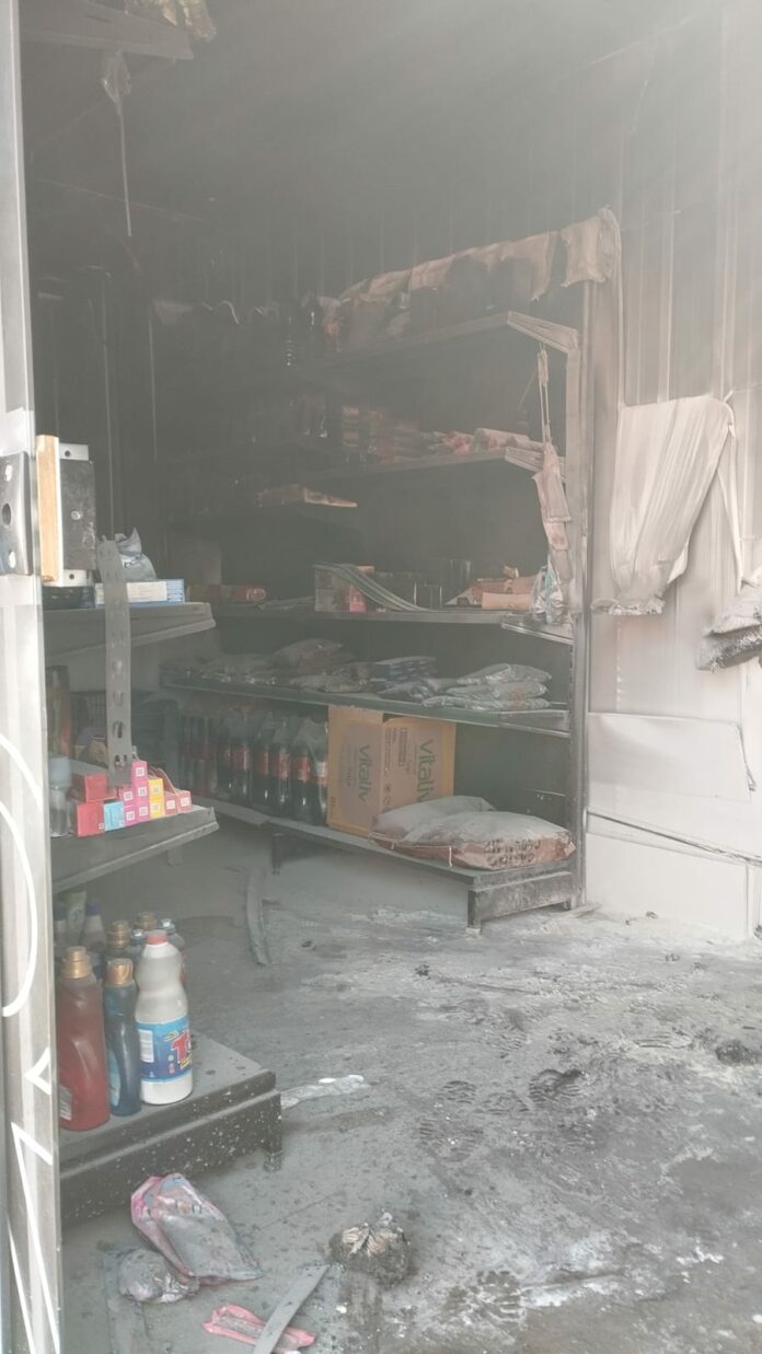 Incêndio atinge mercado em contêiner dentro de condomínio em Caçapava