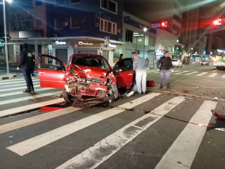 Colisão entre carro e ônibus deixa feridos e causa transtornos no Centro de Campinas