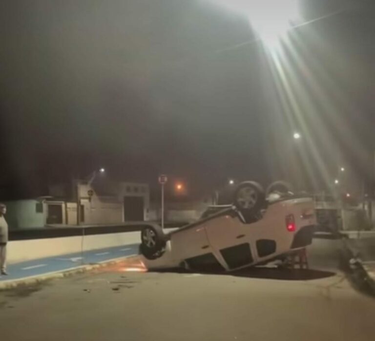 Carro capota após colisão com outro carro no bairro Cidade Náutica em São Vicente