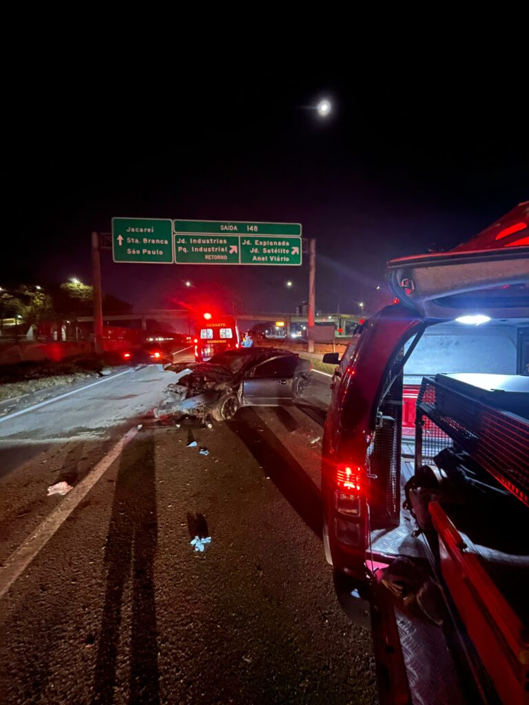 Bombeiros reanimam jovem após acidente na Dutra, em São José