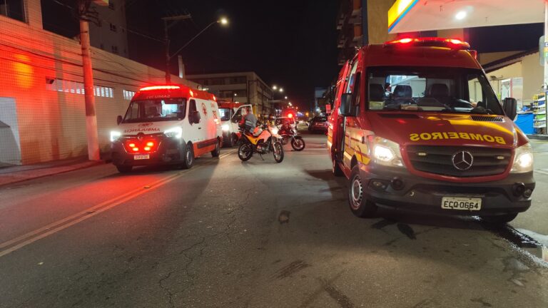 Acidente entre motos deixa dois feridos no Centro de Caraguatatuba