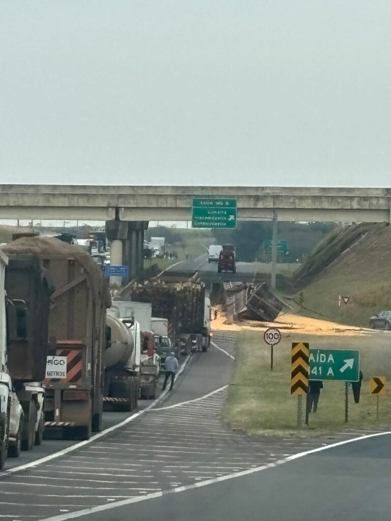 Caminhão carregado com milho tomba e interdita rodovia Luiz de Queiroz em Santa Bárbara d’Oeste