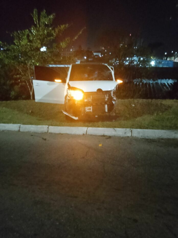 Acidente entre dois carros deixa três feridos em Guaratinguetá