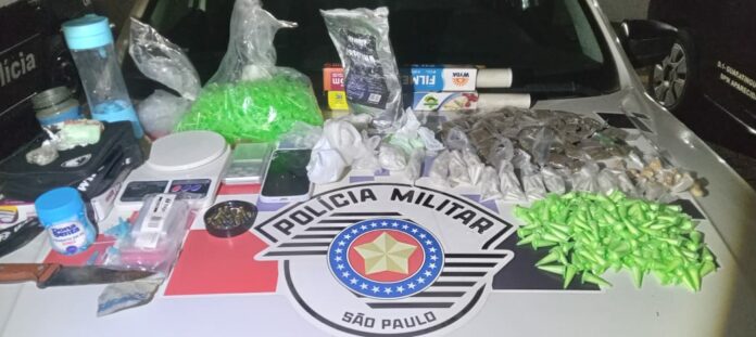 Homem é preso com mais de 400 porções de drogas e munições em Guaratinguetá