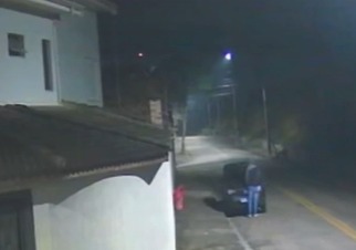 VÍDEO: Carro parado na rua é furtado em São José