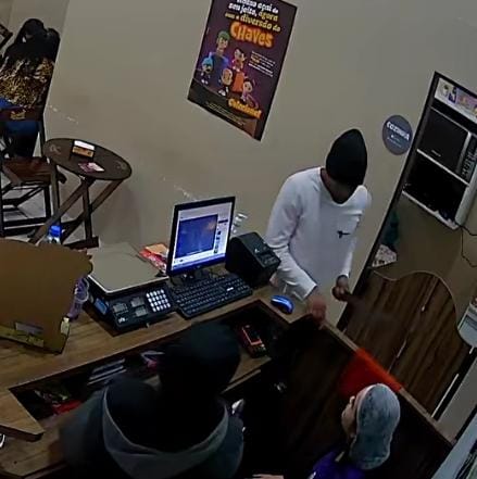 Homem assalta comércio de Mongaguá e ameaça funcionários com facão