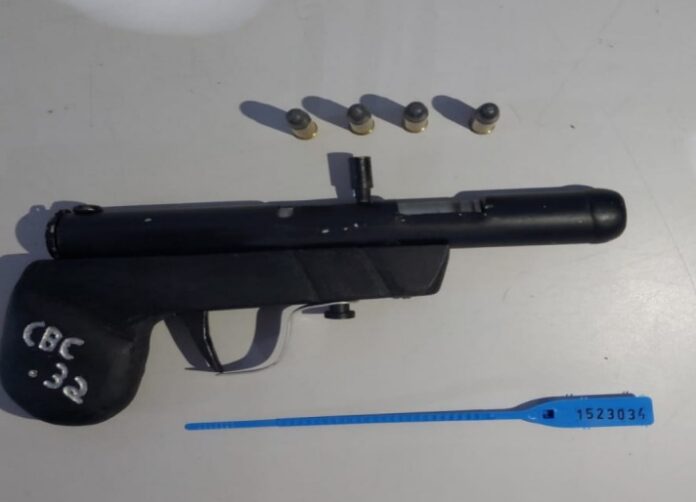 Homem é preso por receptação, porte ilegal de arma e roubo de celular em Jacareí Homem é preso por receptação, porte ilegal de arma e roubo de celular em Jacareí