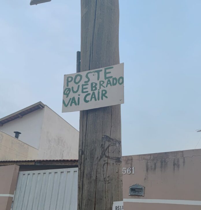 Poste com risco de queda preocupa moradores no Jardim Amanda, em Hortolândia