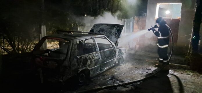 Carro pega fogo em chácara de Caçapava