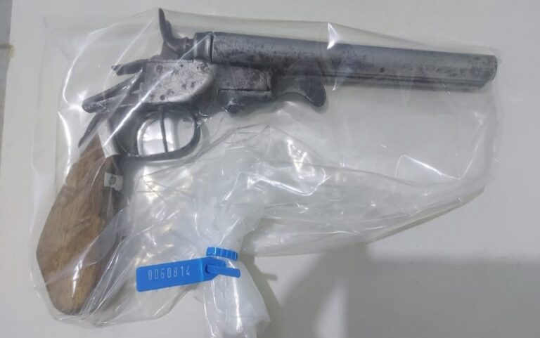 Jovem é preso após ser flagrado com garrucha em Lorena