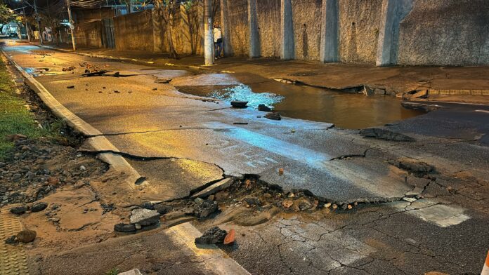 Rompimento de tubulação causa transtornos no trânsito em Campinas Rompimento de tubulação causa transtornos no trânsito em Campinas