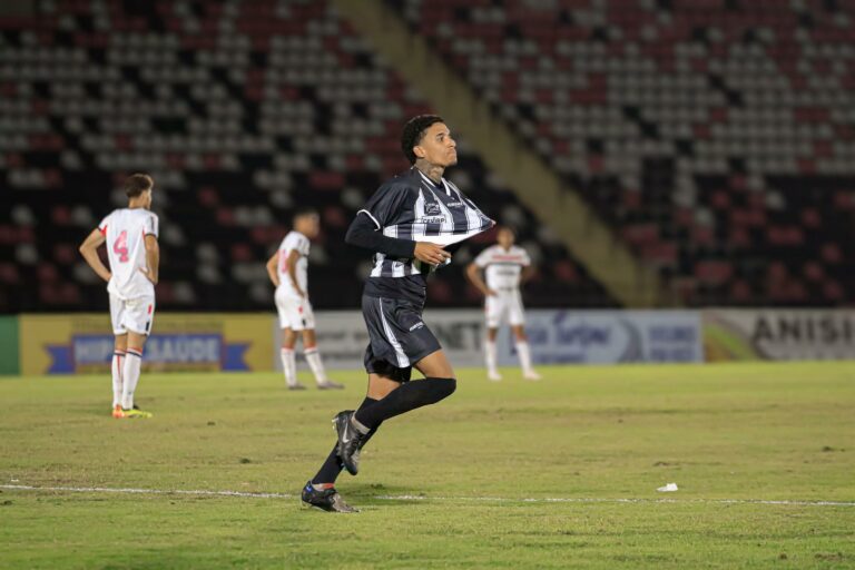 Com pênalti perdido e presidente escoltado, Comercial vence o clássico