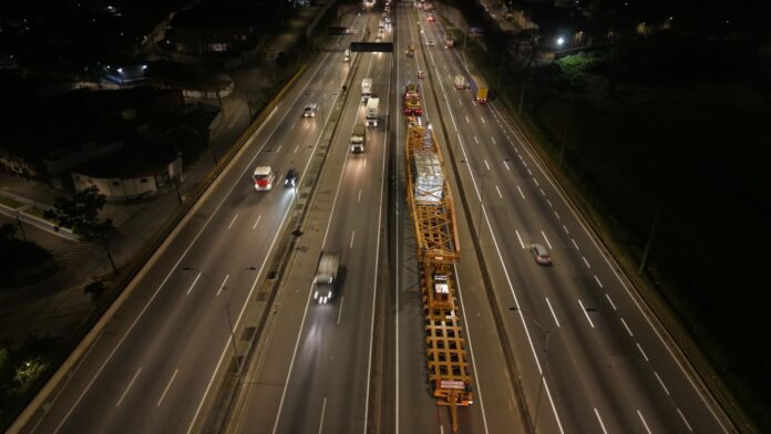 Maior carga já transportada na Dutra volta a se deslocar pela região nesta sexta (8)