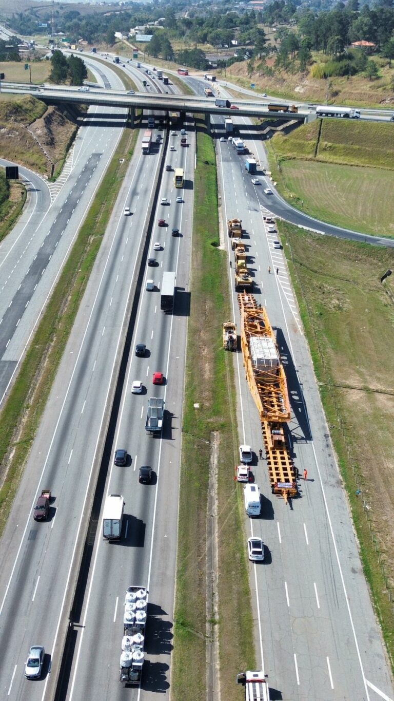 Mega carreta com transformador de 845 toneladas para em São José após 3 horas de deslocamento