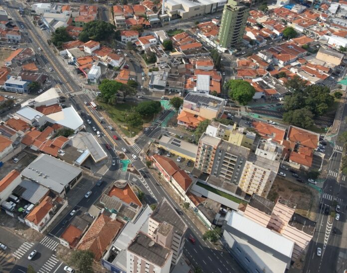 Emdec bloqueia rua Delphino Cintra para obra de esgoto em Campinas