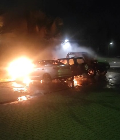 VÍDEO: Incêndio atinge três carros em estacionamento de hotel em Taubaté