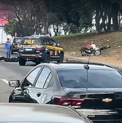 Acidente envolvendo três veículos deixa uma pessoa ferida na Dutra, em São José