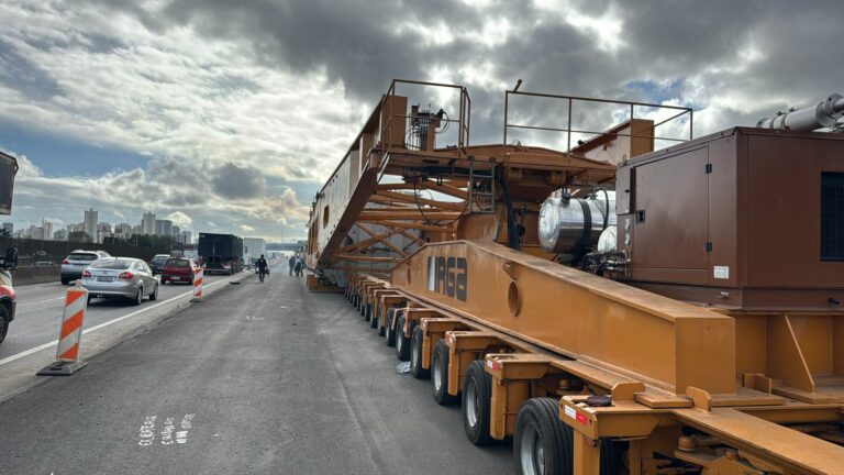 Após pausa, megacarreta volta a se deslocar pela Dutra, em São José