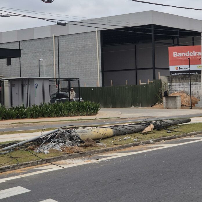 Carro atinge e derruba poste na zona oeste de São José