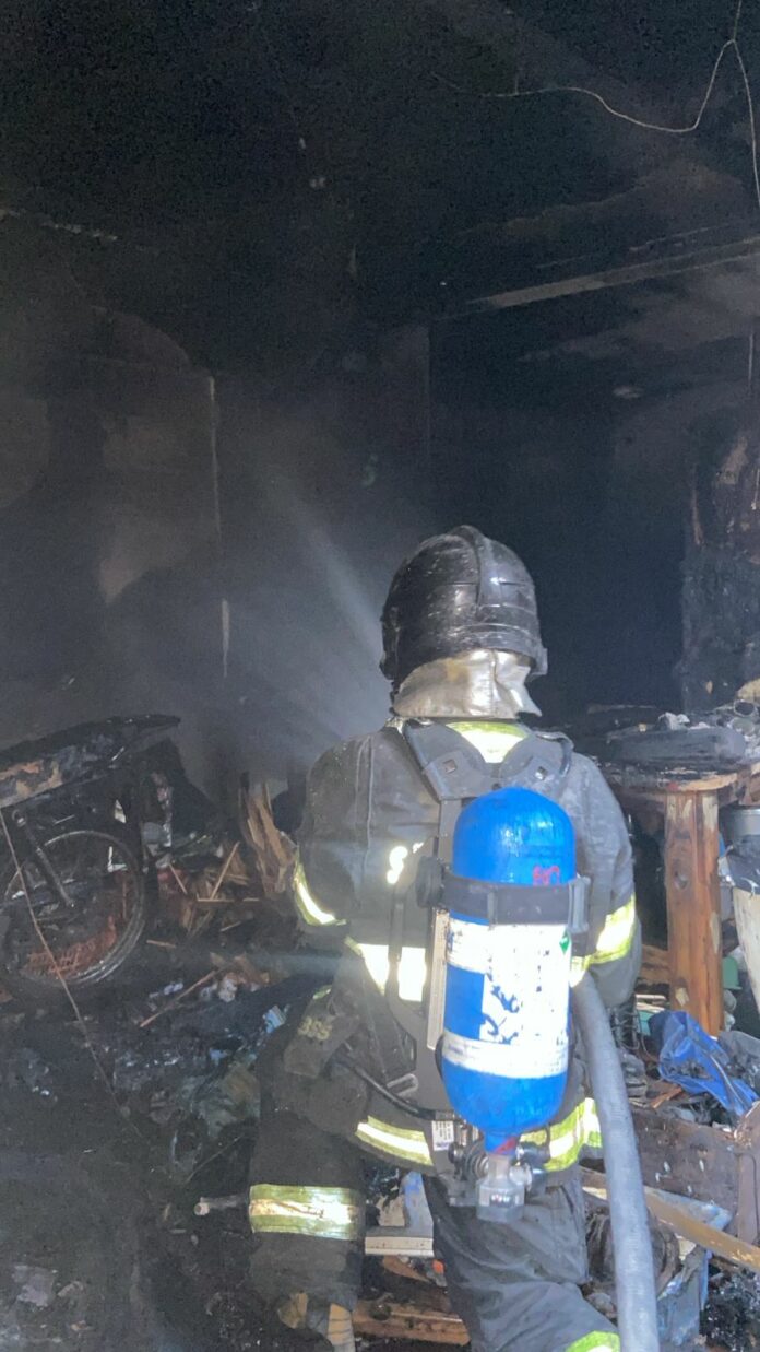 Homem morre carbonizado após casa pegar fogo em Caraguatatuba Homem morre carbonizado após casa pegar fogo em Caraguatatuba