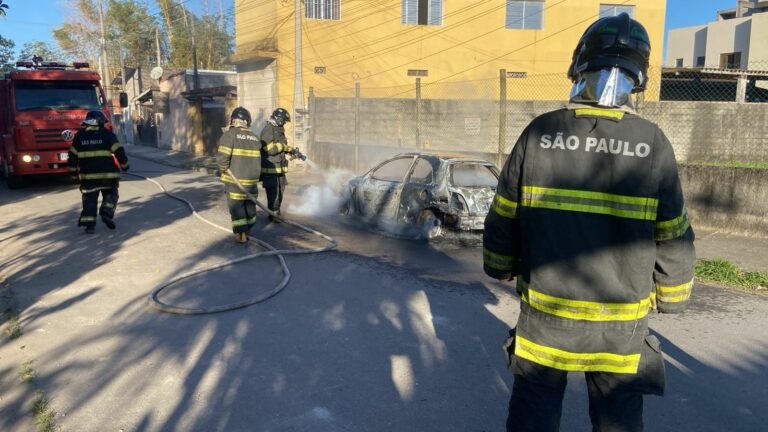 Bombeiros controlam incêndio em veículo, em Caraguatatuba
