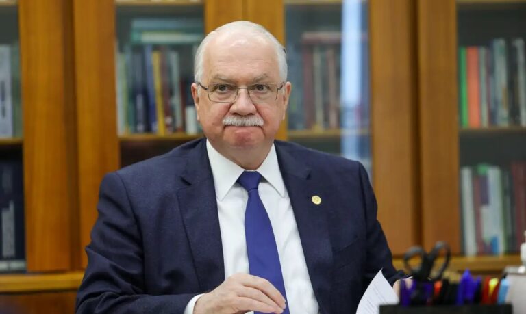 Em eleição simbólica, Edson Fachin é eleito presidente do STF