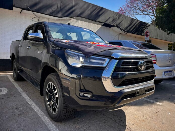 Criminosos armados invadem concessionária, fazem reféns e roubam caminhonete em Piracicaba