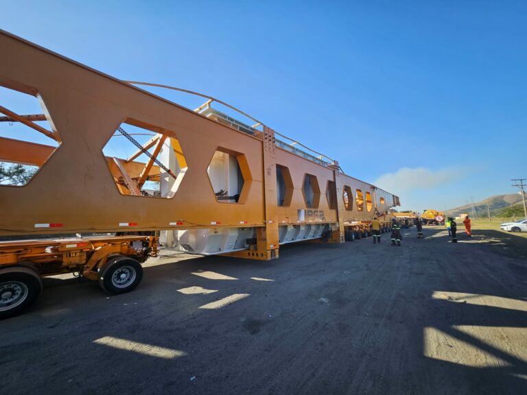 Carreta com transformador de 845 toneladas segue viagem pela Dutra nesta quinta (14)