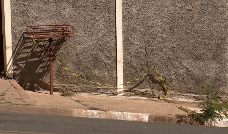 Homem esfaqueia ex-mulher na frente dos filhos em Itapira e segue foragido