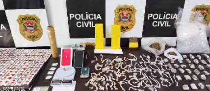 Polícia Civil apreende mais de mil porções de drogas em 'casa bomba' em Pindamonhangaba
