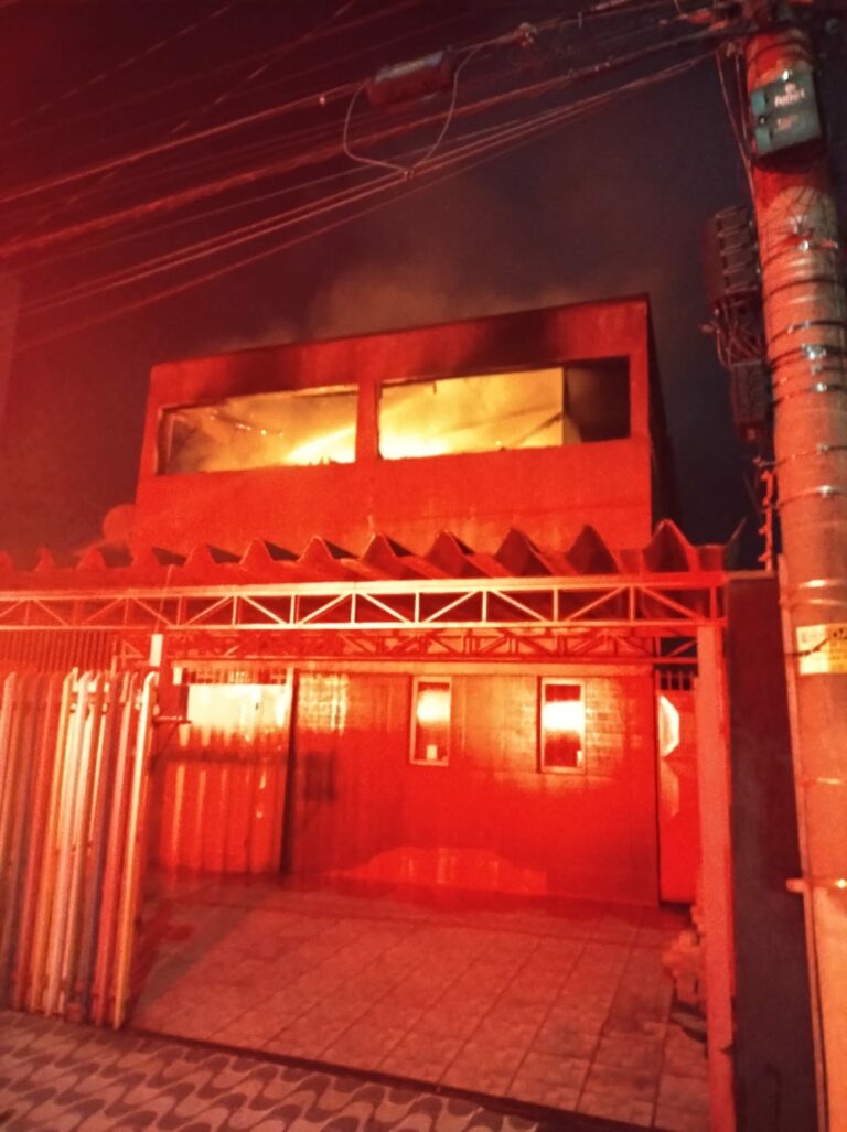 Bombeiros controlam incêndio em residência de dois andares em Taubaté