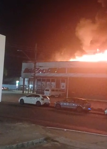 VÍDEO: Loja de autopeças pega fogo em Caraguatatuba