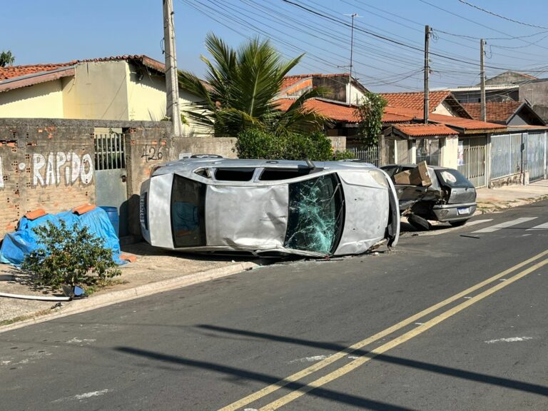 Carro capota depois de batida em Hortolândia