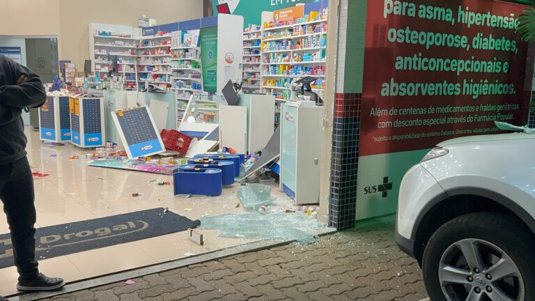 Carro invade farmácia em Piracicaba e deixa feridos