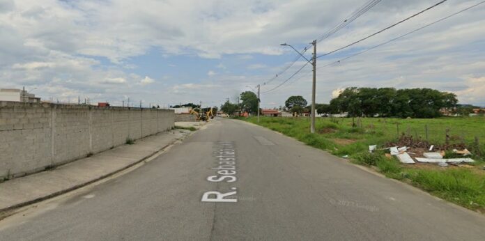 Homem é baleado com seis tiros em rua de Pindamonhangaba