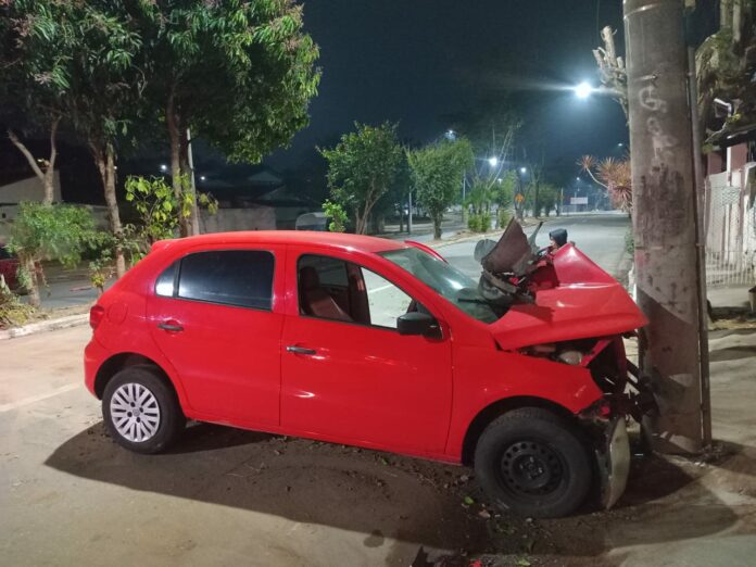 Carro bate em poste e quase atinge residência em Taubaté