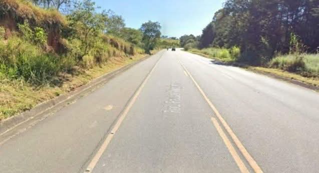 Três ficam feridos após acidente entre carro e caminhão em Cunha