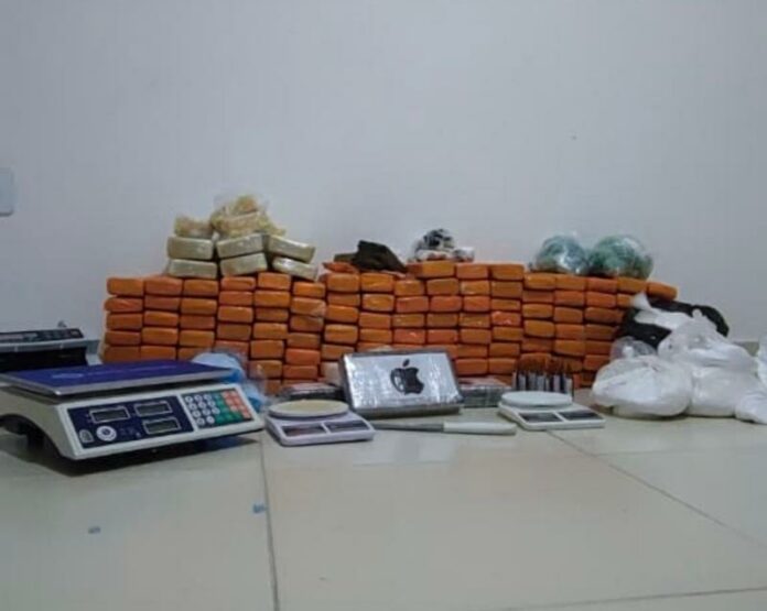 BAEP prende suspeito ligado ao alto escalão do PCC por tráfico de drogas em Taubaté BAEP prende suspeito ligado ao alto escalão do PCC por tráfico de drogas em Taubaté