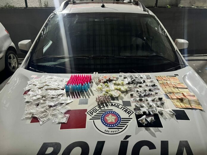 Homem é preso com mais de 320 porções de drogas em São José