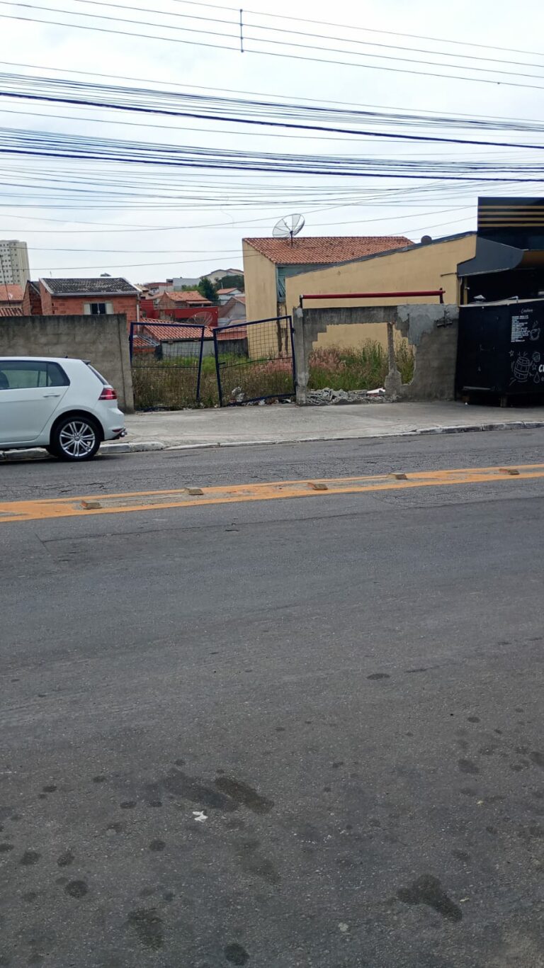 VÍDEO: Homem bate em muro após perder o controle do carro em São José