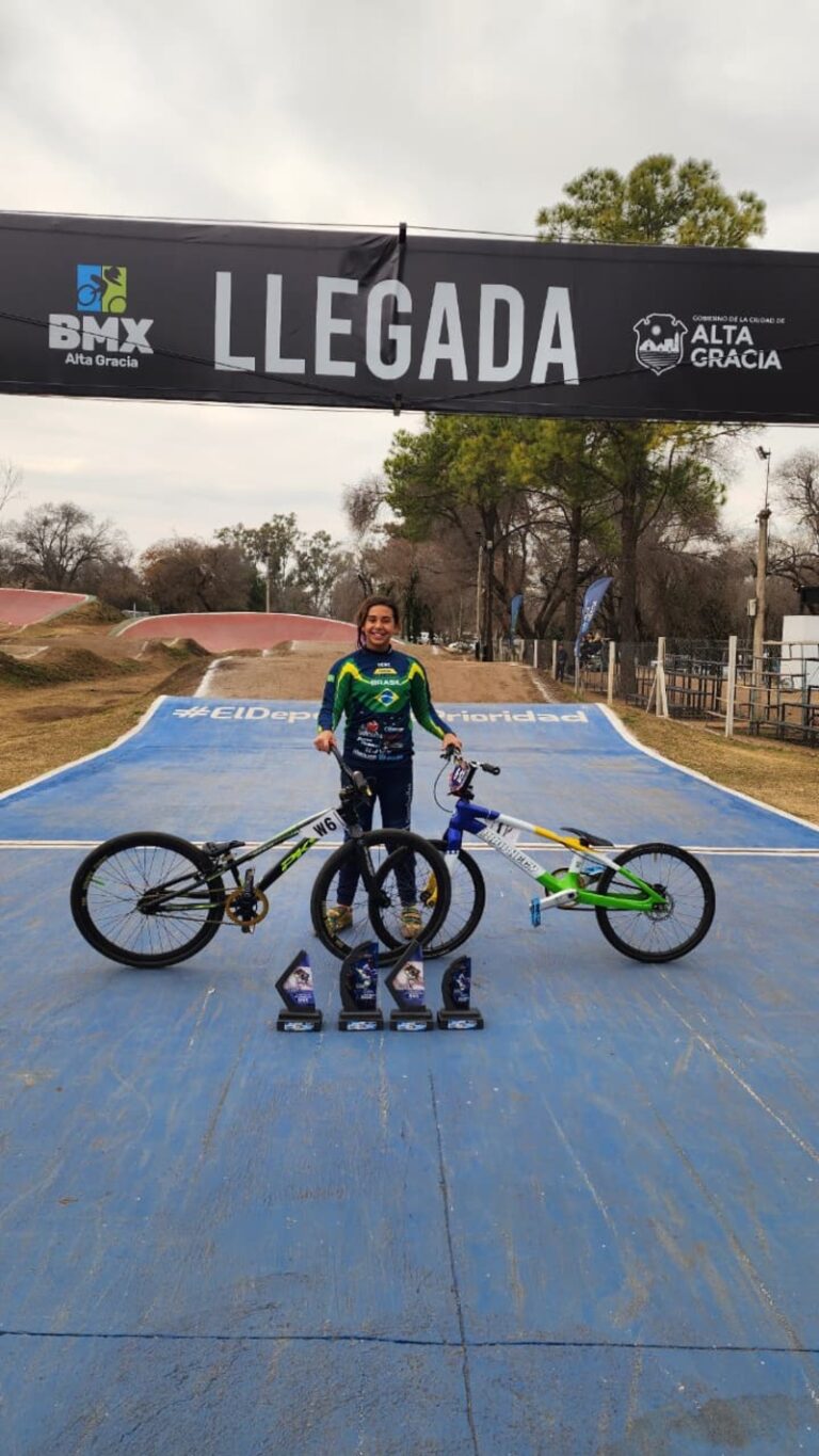 Atleta joseense conquista títulos sul-americano e latino-americano de BMX