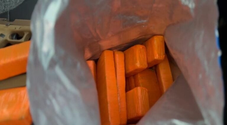 Dupla é presa com arma e 10 kg de drogas após perseguição policial em São José