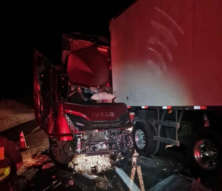 Na madrugada, motorista morre em acidente envolvendo três caminhões
