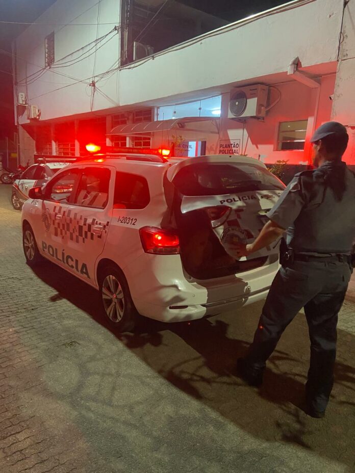 Homem ameaça pessoas com faca e agride idoso em Ubatuba