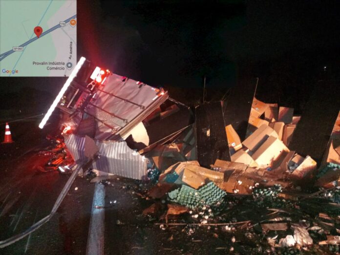 VÍDEO: Caminhão tomba e tem carga saqueada na Dutra, em Santa Isabel VÍDEO: Caminhão tomba e tem carga saqueada na Dutra, em Santa Isabel